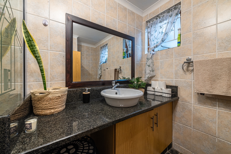 5 Bedroom Property for Sale in Fraaiuitsig Western Cape